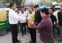 उपचुनाव जीत पर कांग्रेसी नेताओं ने बांटी मिठाई congress,