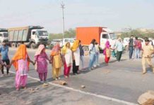 एक लाख से ज्यादा पड़े हैं मरे पशु, बदबू के मारे होता है बुरा हाल ग्रामीणों ने किया प्रदर्शन mahesh fagna faridabad