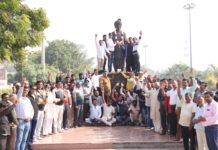 कांग्रेसी नेता लखन कुमार सिंगला ने सैकड़ों के साथ किया प्रतिमा के समक्ष नमन lakhan kumar singla faridabad,