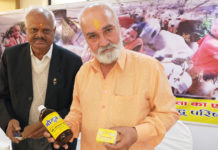 इस अर्क को पीने से होगी समान्य प्रसूति, गीता जयंती महोत्सव में अर्क लेकर पहुंचे सुभाष डाबरा gobar ras ark