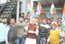 कांग्रेस की शानदार जीत पर प्रवेश मेहता ने लडडू बांटे pravesh mehta congress