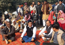 सडक निर्माण की मांग को लेकर धरने पर बैठे आप नेता धर्मबीर भडाना dharmbir bhadana,