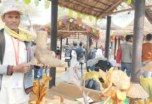 बची-खुची लकडिय़ों से बना रहे साज-सज्जा का सामान surajkund crafts mela