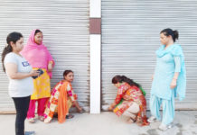 गुलाबी गैंग की तर्ज शहर में काम कर रही महिलाएं, बोली इन शराब के ठेकों को आग लगा देंगे गुलाबी गैंग