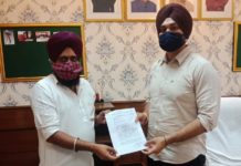 धार्मिक स्थल खोलने के लिए खेल मंत्री संदीप सिंह को रंजोत ने सौंपा ज्ञापन