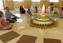 हरियाणा के प्रमुख पर्यटक स्थल ध्यान-कक्ष की शोभा देखने आए बच्चे satyug darshan faridabad,